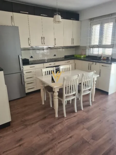 Tirane, jepet me qera apartament 2+1+Ballkon Kati 7, 100 m² 620 € (RRUGA E KAVAJES)