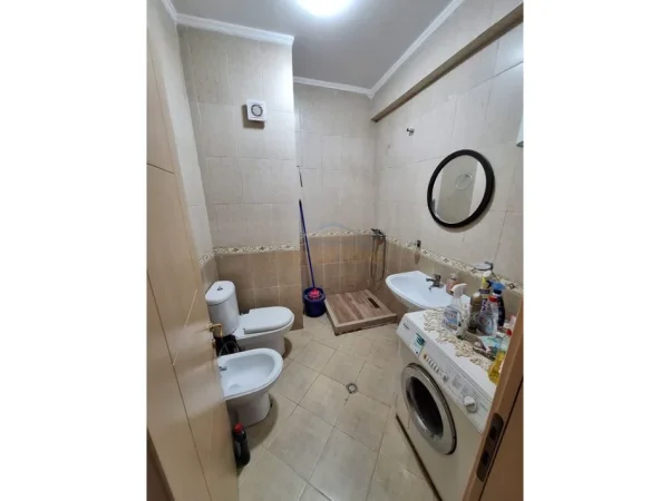 Tirane, jepet me qera apartament 2+1+Aneks+Ballkon Kati 4, 64 m² 550 € (SELITE, PERBALLE KRISTAL CENTER, PRANE BIG MARKET)