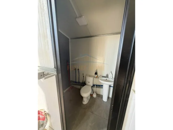 Tirane, jepet me qera KAPANON , ambjent biznesi , 500 m² 2.000 € (MARIKAJ)