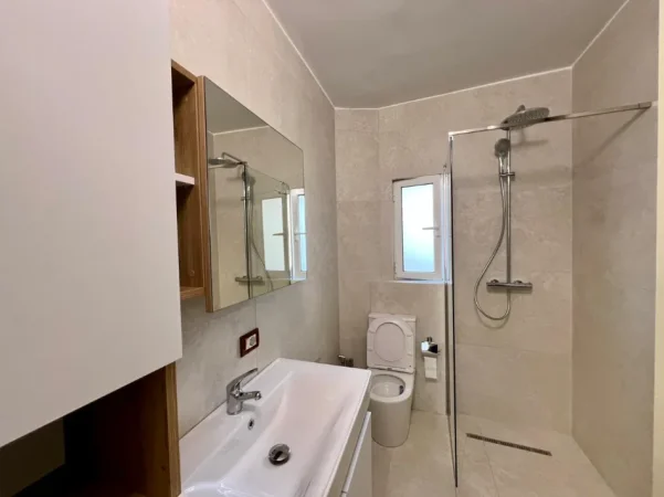 Tirane, jepet me qera apartament 1+1+Ballkon Kati 3, 54 m² 400 € (Allias)