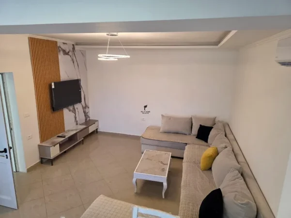 Tirane, jepet me qera apartament 1+1 Kati 1, 180 m² 500 € (BLLOKU)