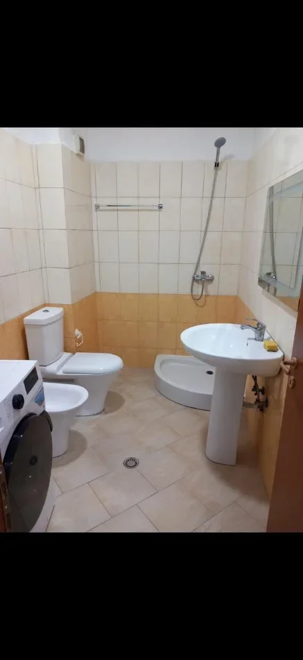 Tirane, jepet me qera apartament 1+1 Kati 6, 60 m² 400 € (Bar Ciao tek Pallatet Cabej Yzberisht)