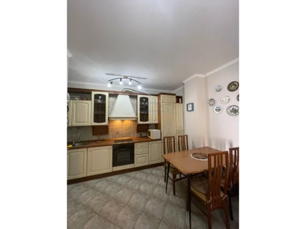 Tirane, jepet me qera apartament 2+1 Kati 4, 78 m² 700 € 