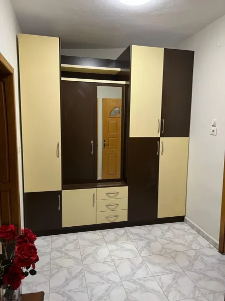 Tirane, jepet me qera apartament 2+1 Kati 1, 104 m² 500 € (Rruga Kongresi i Manastirit)