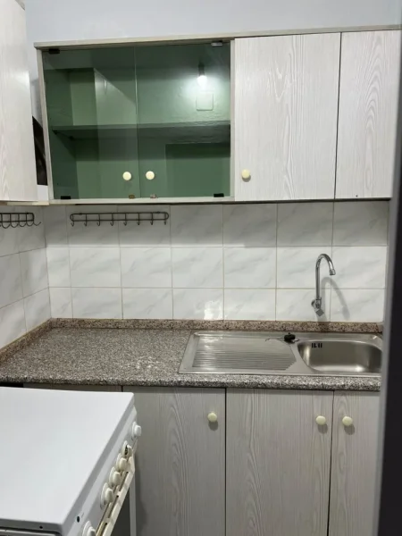 Tirane, jepet me qera apartament 2+1 Kati 1, 104 m² 500 € (Rruga Kongresi i Manastirit)