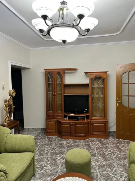 Tirane, jepet me qera apartament 2+1 Kati 1, 104 m² 500 € (Rruga Kongresi i Manastirit)