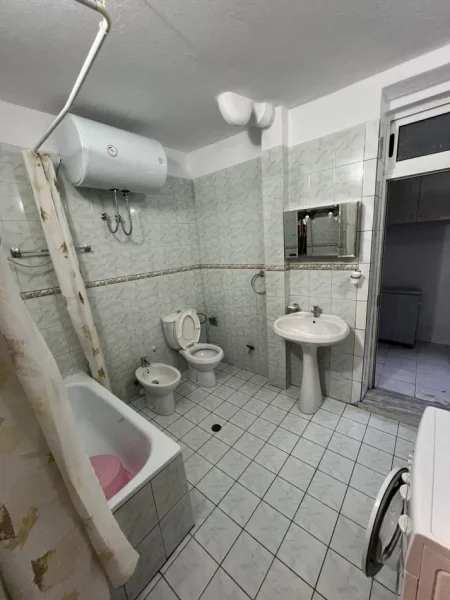 Tirane, jepet me qera apartament 2+1 Kati 1, 104 m² 500 € (Rruga Kongresi i Manastirit)