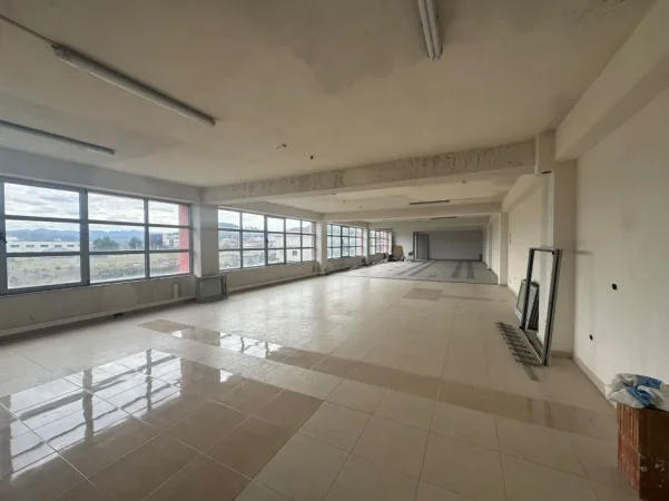 Tirane, jepet me qera magazine Kati 2, 720 m² 2.400 € (prush , kashar)
