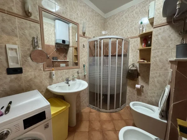 Tirane, jepet me qera apartament 2+1+Ballkon Kati 5, 500 € 