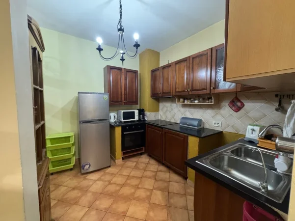 Tirane, jepet me qera apartament 2+1+Ballkon Kati 5, 500 € 