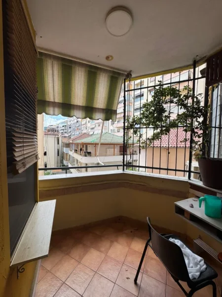 Tirane, jepet me qera apartament 2+1+Ballkon Kati 5, 500 € 