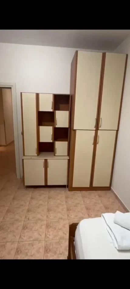 Tirane, jepet me qera apartament 3+1 Kati 2, 120 m² 800 € (Rruga e Elbasanit)