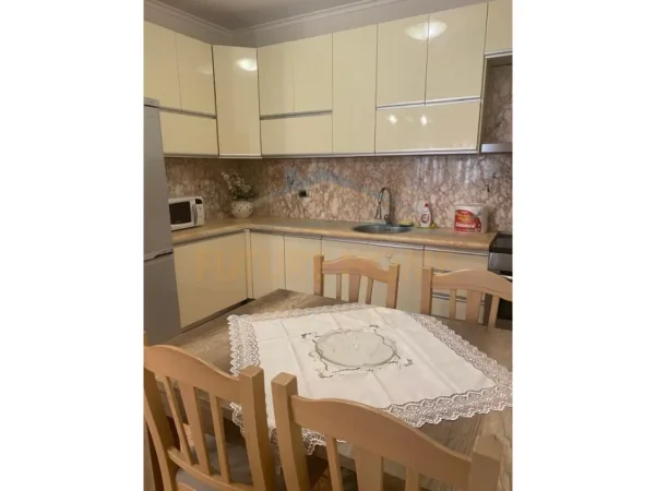 Tirane, jepet me qera apartament 3+1+Ballkon Kati 2, 120 m² 800 € (Shkolla e Baletit)