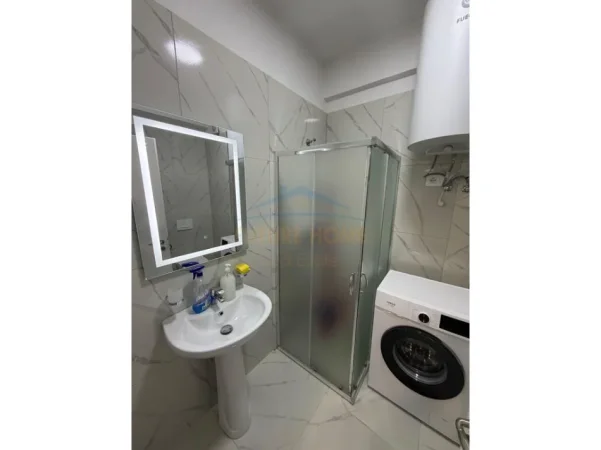 Tirane, jepet me qera apartament 1+1+Ballkon Kati 5, 74 m² 500 € (Unaza e Re)