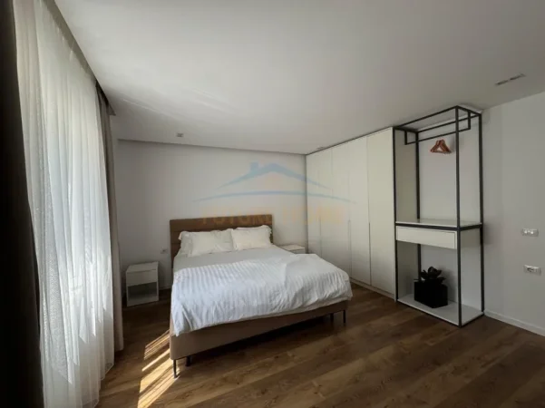 Tirane, jepet me qera apartament 1+1+Ballkon Kati 2, 61 m² 700 € (Pazari i Ri)