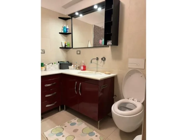 Tirane, jepet me qera apartament 3+1+Ballkon Kati 5, 124 m² 1.000 € (Qender)