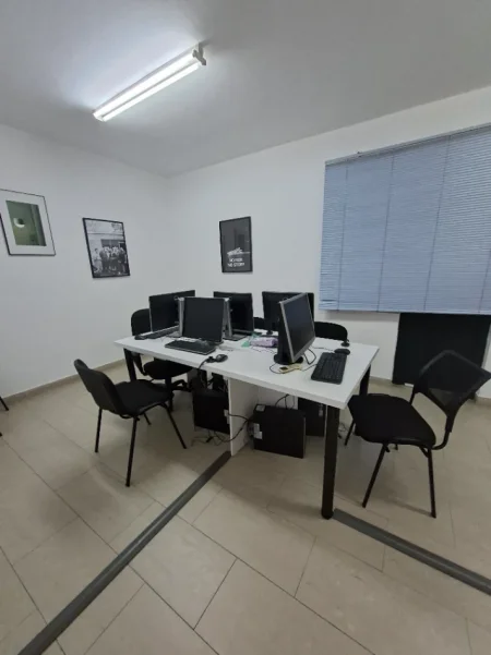 Tirane, jepet me qera ambjent biznesi , 230 m² 1.450 € (BRRYLI)