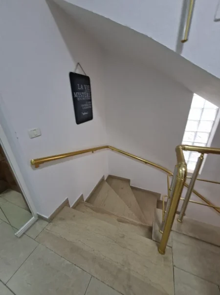 Tirane, jepet me qera ambjent biznesi , 230 m² 1.450 € (BRRYLI)