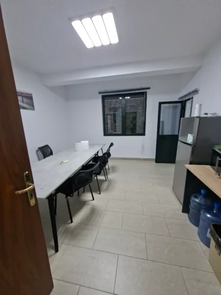 Tirane, jepet me qera ambjent biznesi , 230 m² 1.450 € (BRRYLI)