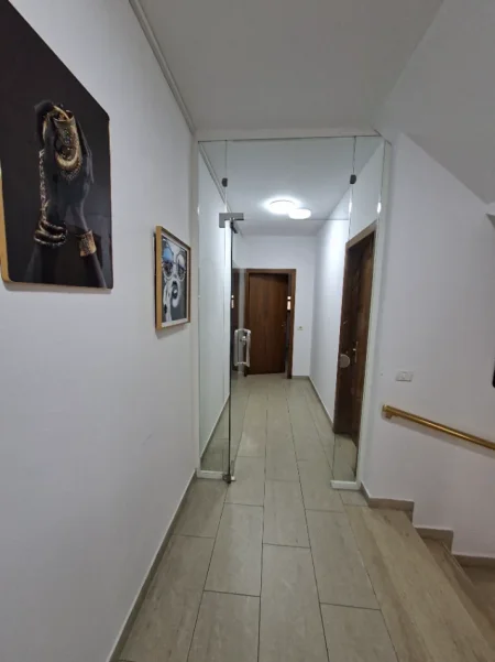 Tirane, jepet me qera ambjent biznesi , 230 m² 1.450 € (BRRYLI)