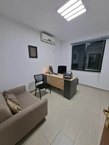 Tirane, jepet me qera ambjent biznesi , 230 m² 1.450 € (BRRYLI)