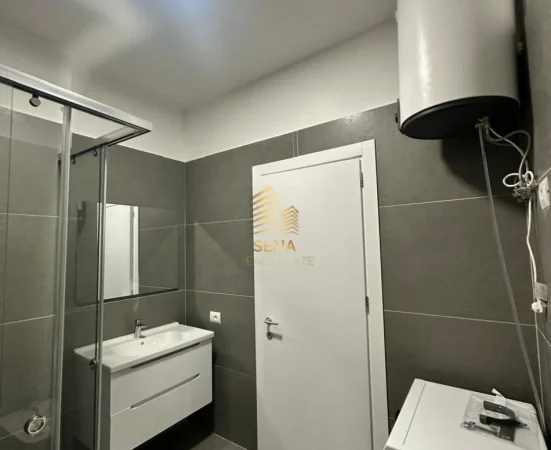 Tirane, jepet me qera apartament 1+1+Ballkon Kati 3, 75 m² 600 € (Yzberisht)