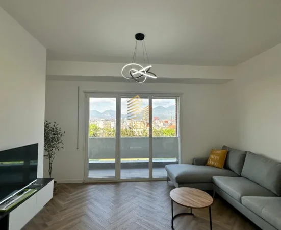 Tirane, jepet me qera apartament 1+1+Ballkon Kati 3, 75 m² 600 € (Yzberisht)