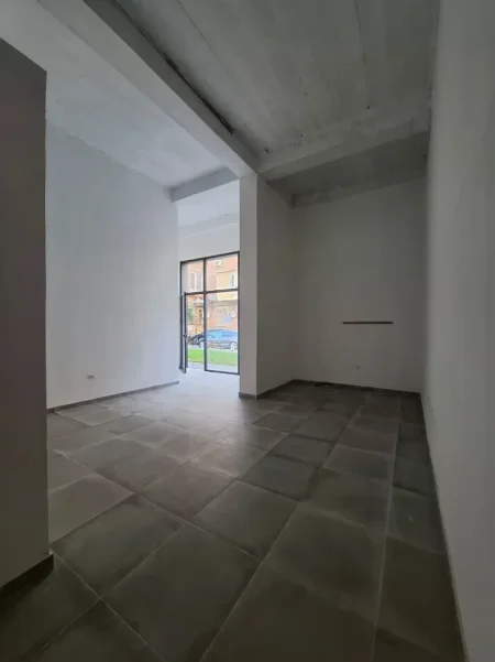 Tirane, jepet me qera ambjent biznesi Kati 0, 54 m² 600 € (Rruga e Durresit)