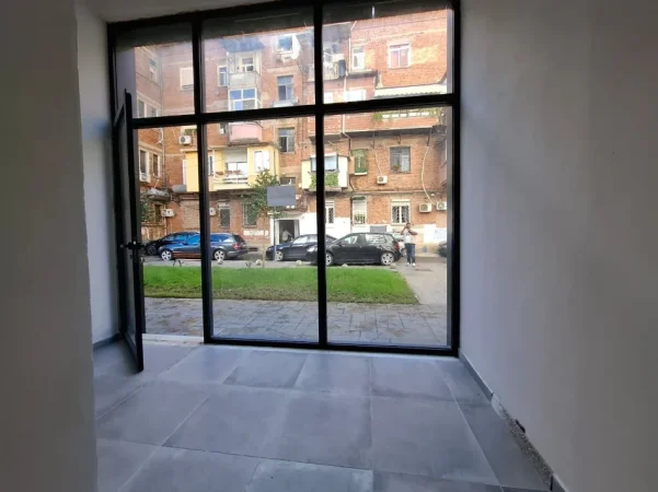 Tirane, jepet me qera ambjent biznesi Kati 0, 54 m² 600 € (Rruga e Durresit)