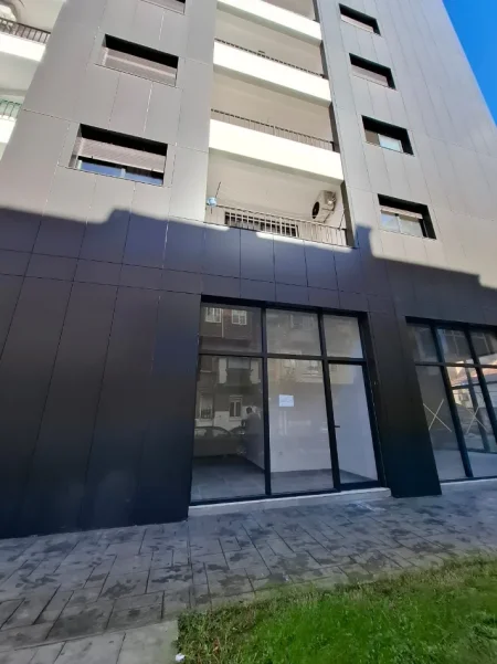 Tirane, jepet me qera ambjent biznesi Kati 0, 54 m² 600 € (Rruga e Durresit)