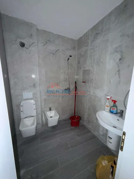 Tirane, jepet me qera zyre Kati 6, 73 m² 550 € (Zogu i Zi)