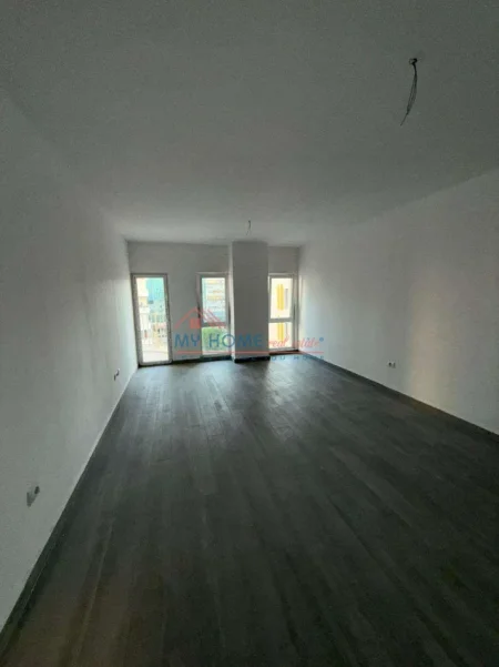 Tirane, jepet me qera zyre Kati 6, 73 m² 550 € (Zogu i Zi)