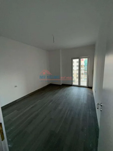 Tirane, jepet me qera zyre Kati 6, 73 m² 550 € (Zogu i Zi)