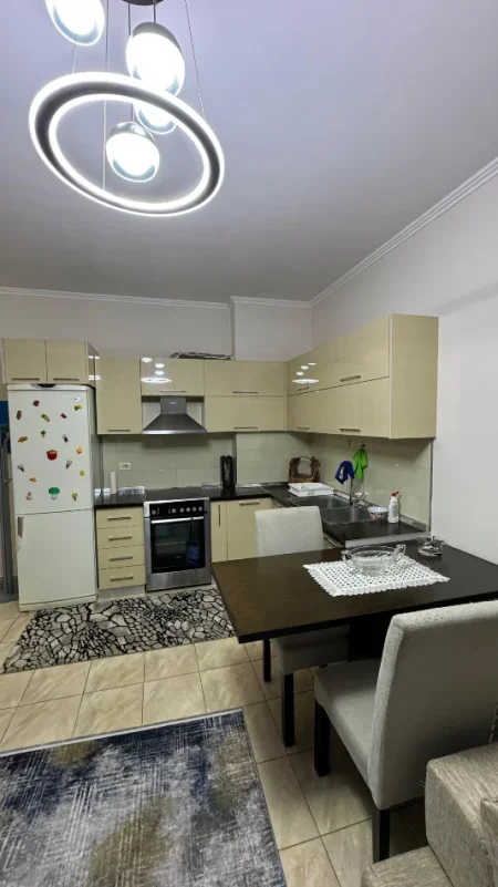 Tirane, jepet me qera apartament 2+1 , 75 m² 