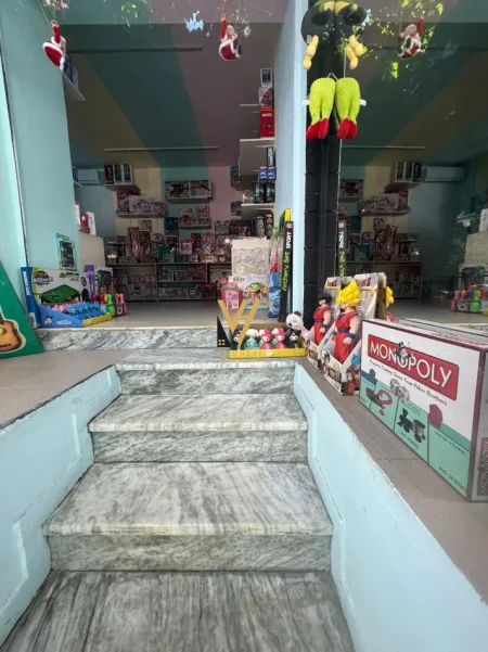 Tirane, jepet me qera dyqan Kati 0, 40 m² 620 € (BRRYL)