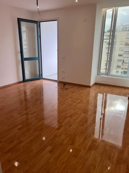 Tirane, jepet me qera zyre Kati 6, 190 m² 2.000 € (RRUGA E ELBASANIT)