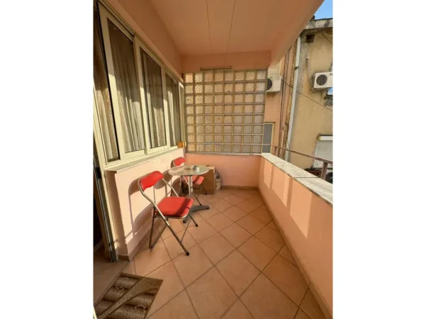 Tirane, jepet me qera apartament 1+1 Kati 4, 70 m² 650 € (, Sheshi Wilson)