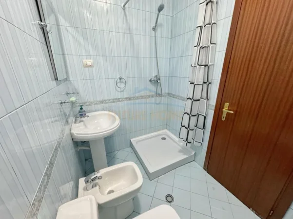 Tirane, jepet me qera apartament 1+1 Kati 4, 70 m² 650 € (, Sheshi Wilson)