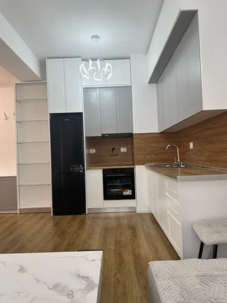 Tirane, jepet me qera apartament 1+1 Kati 7, 65 m² 400 € (ALI DEMI)