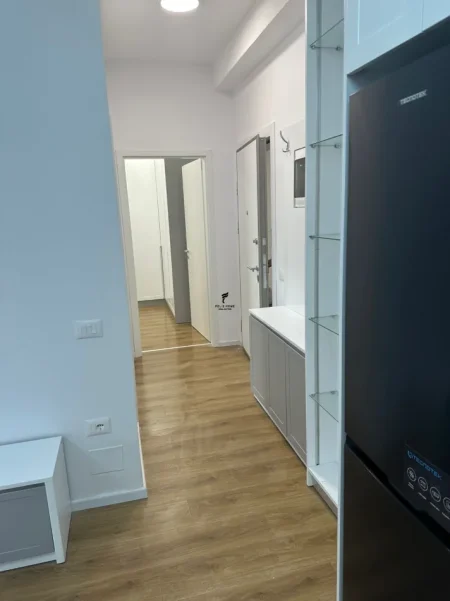 Tirane, jepet me qera apartament 1+1 Kati 7, 65 m² 400 € (ALI DEMI)