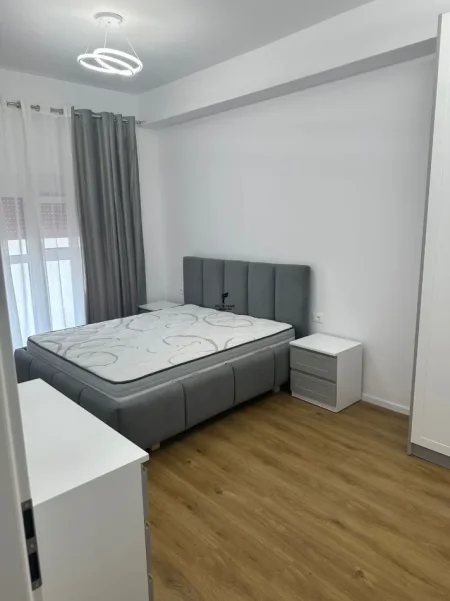 Tirane, jepet me qera apartament 1+1 Kati 7, 65 m² 400 € (ALI DEMI)