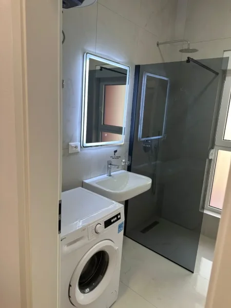 Tirane, jepet me qera apartament 1+1 Kati 7, 65 m² 400 € (ALI DEMI)