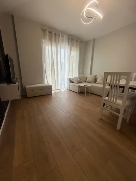 Tirane, jepet me qera 1+1 Kati 5, 59 m² 400 € 