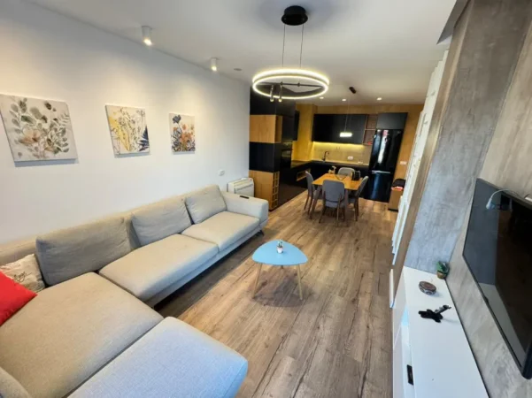 Tirane, jepet me qera apartament 2+1 , 800 € (21 dhjetori)