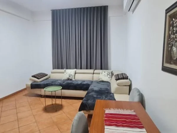 Tirane, jepet me qera apartament 1+1 , 50 m² 450 € (Sofra Ariut)