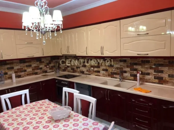 Tirane, jepet me qera apartament 3+1 Kati 4, 162 m² 900 € 