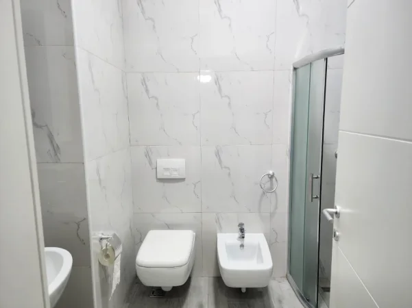 Tirane, jepet me qera apartament 1+1+Ballkon , 75 m² 800 € (Kompleksi Delijorgji)