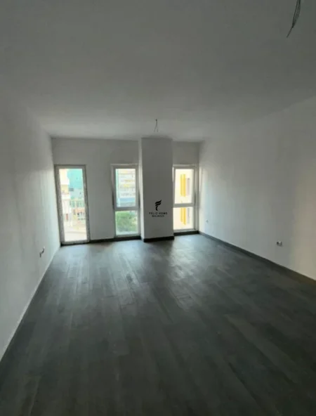 Tirane, jepet me qera zyre Kati 5, 75 m² 550 € (ZOGU I ZI)