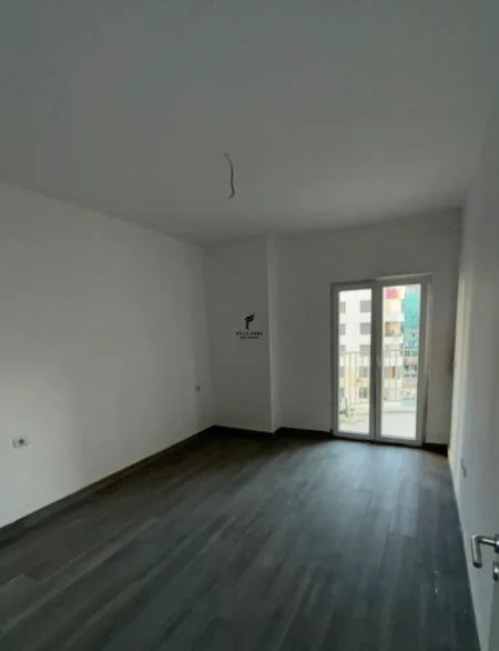 Tirane, jepet me qera zyre Kati 5, 75 m² 550 € (ZOGU I ZI)