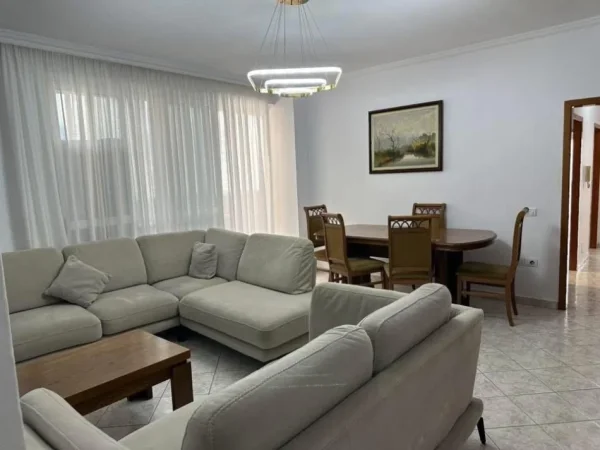 Tirane, jepet me qera apartament 3+1 Kati 5, 125 m² 700 € (Selvia)